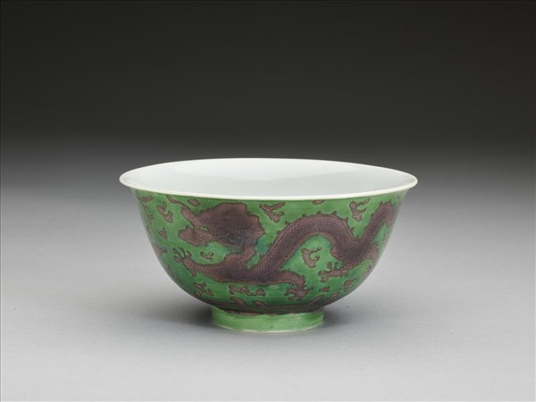 綠地赭彩龍紋碗