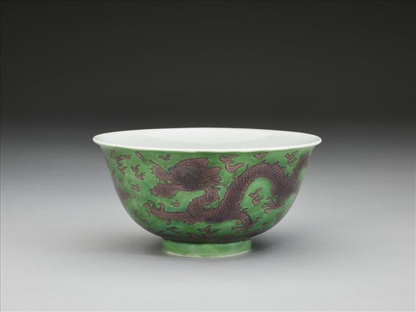 綠地赭彩龍紋碗