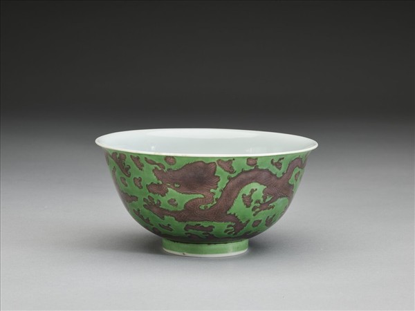 綠地赭彩龍紋碗