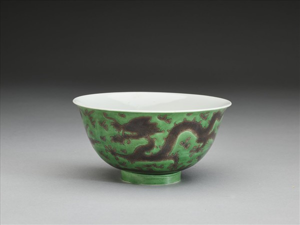 綠地赭彩龍紋碗