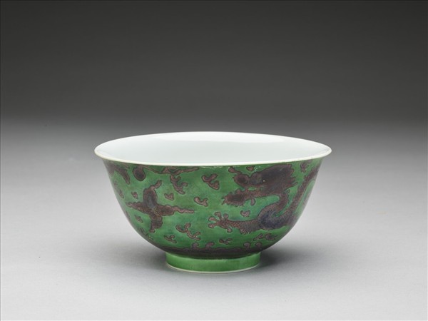 綠地赭彩龍紋碗