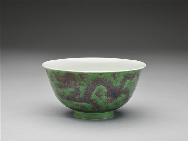 綠地赭彩龍紋碗