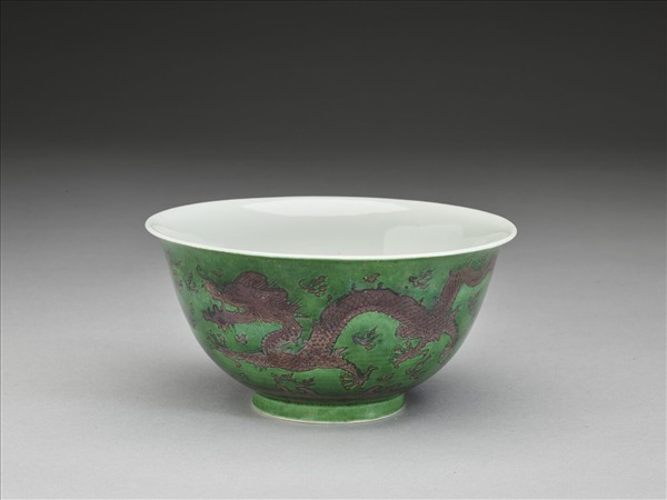 綠地赭彩龍紋碗
