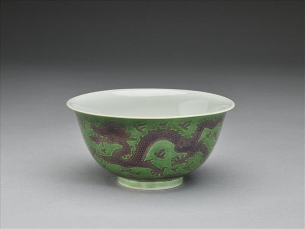 綠地赭彩龍紋碗