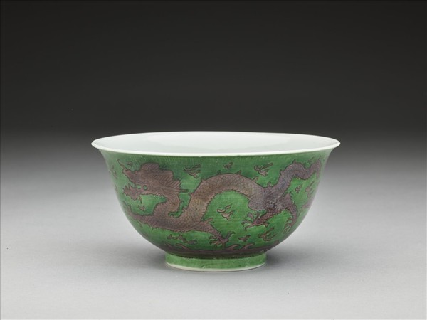 綠地赭彩龍紋碗
