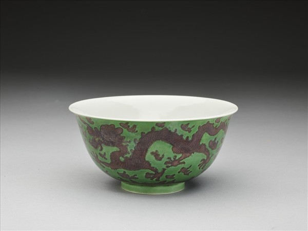 綠地赭彩龍紋碗