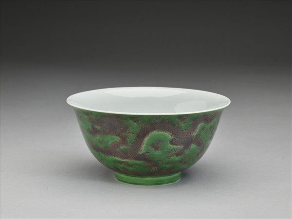 綠地赭彩龍紋碗