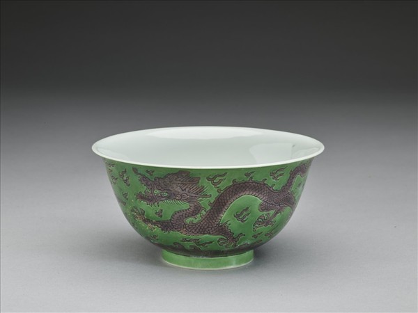 綠地赭彩龍紋碗