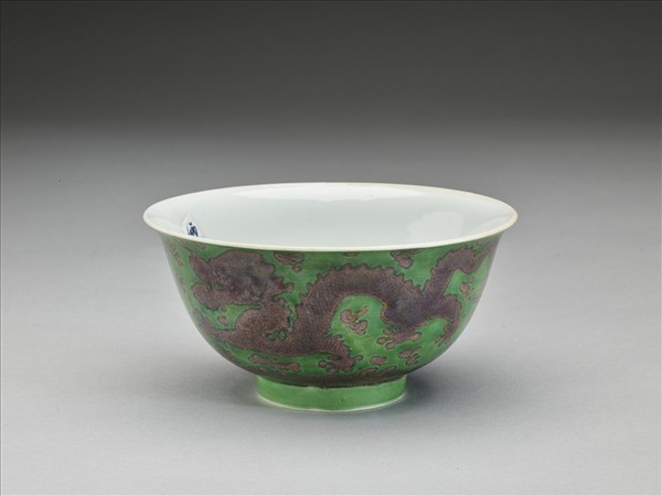 綠地赭彩龍紋碗