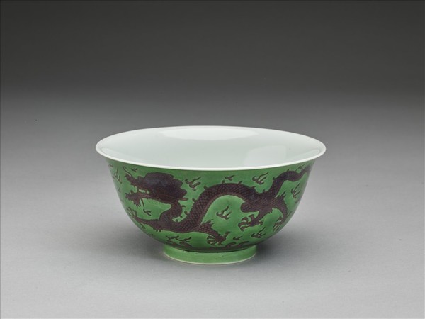 綠地赭彩龍紋碗