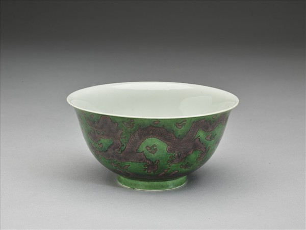 綠地赭彩龍紋碗