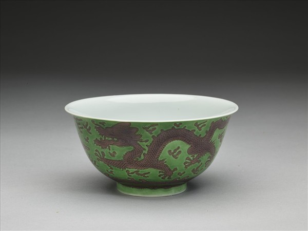 綠地赭彩龍紋碗