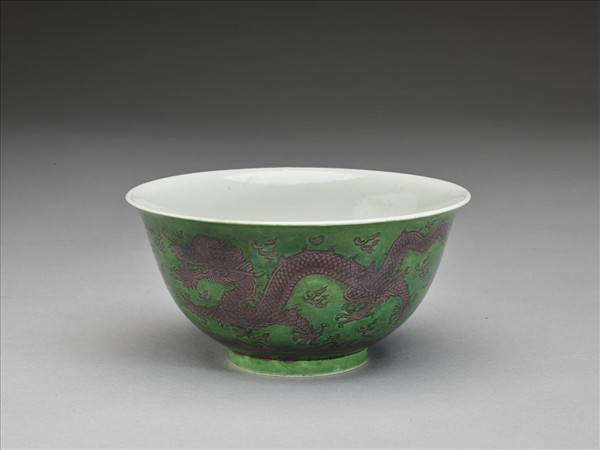 綠地赭彩龍紋碗