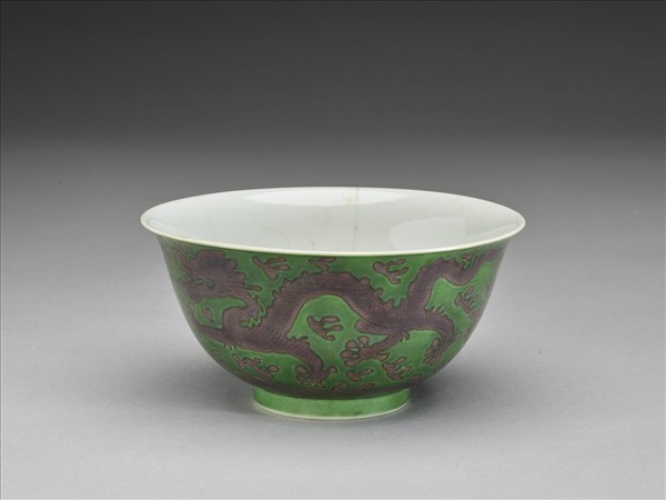 綠地赭彩龍紋碗