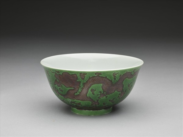 綠地赭彩龍紋碗
