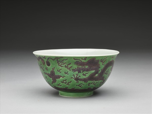 綠地赭彩龍紋碗
