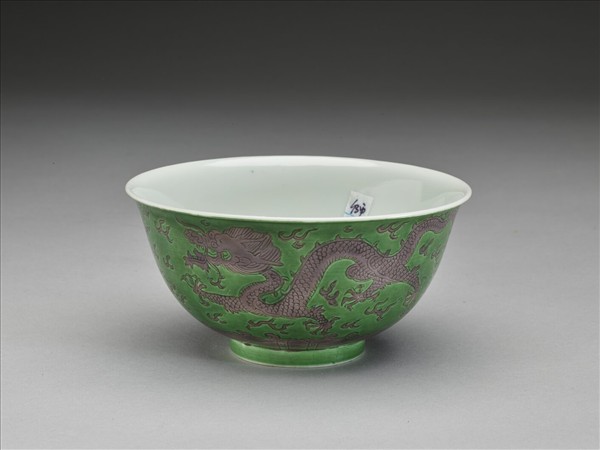 綠地赭彩龍紋碗