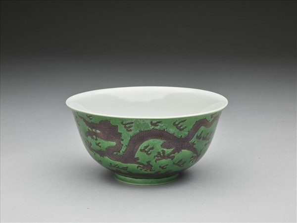 綠地赭彩龍紋碗