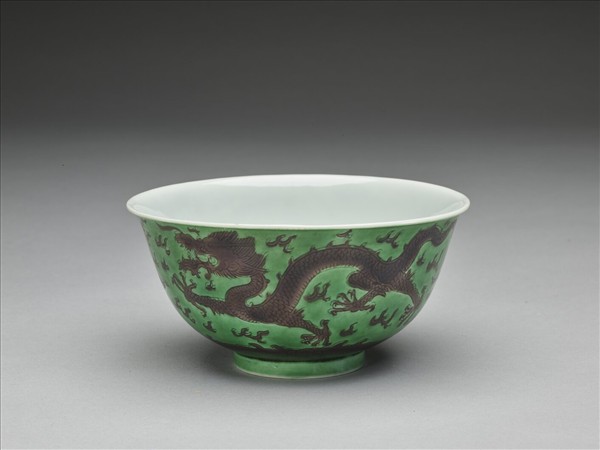 綠地赭彩龍紋碗