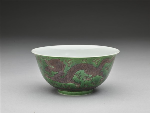 綠地赭彩龍紋碗
