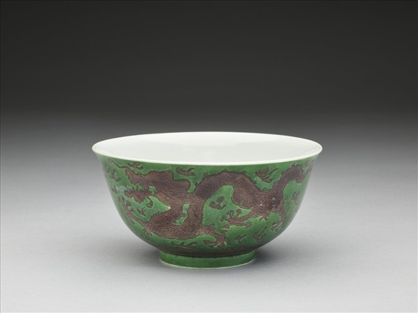 綠地赭彩龍紋碗
