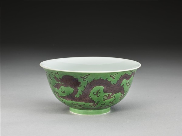 綠地赭彩龍紋碗