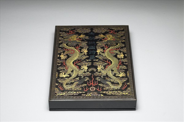 黑地描金鑲嵌螺甸雙雲龍長方漆盒