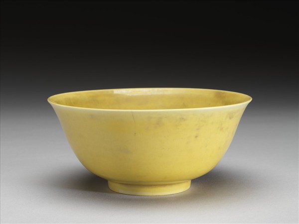 嬌黃釉碗