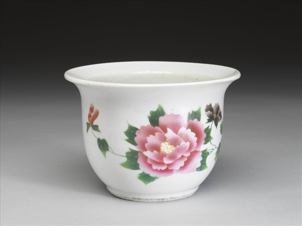 粉彩牡丹圖盆