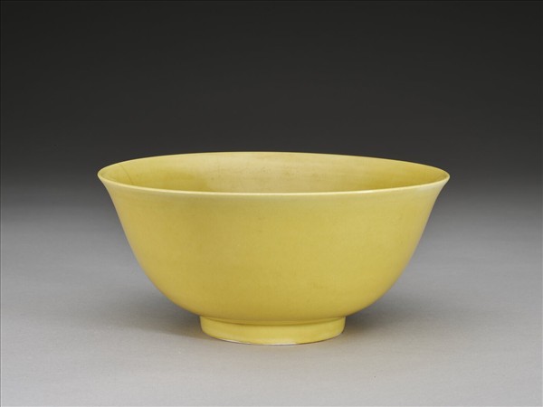 嬌黃釉碗