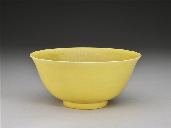 嬌黃釉碗