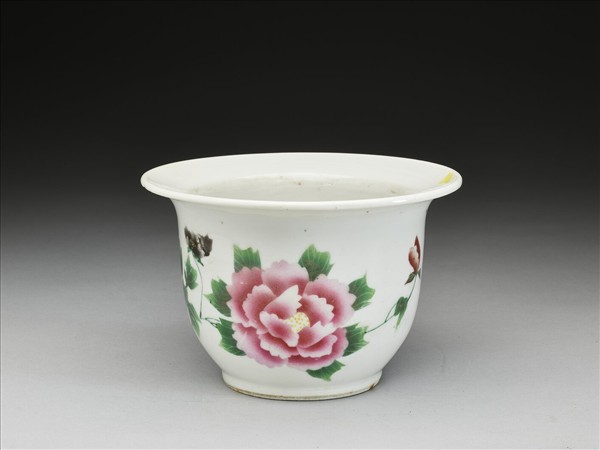 粉彩牡丹圖盆
