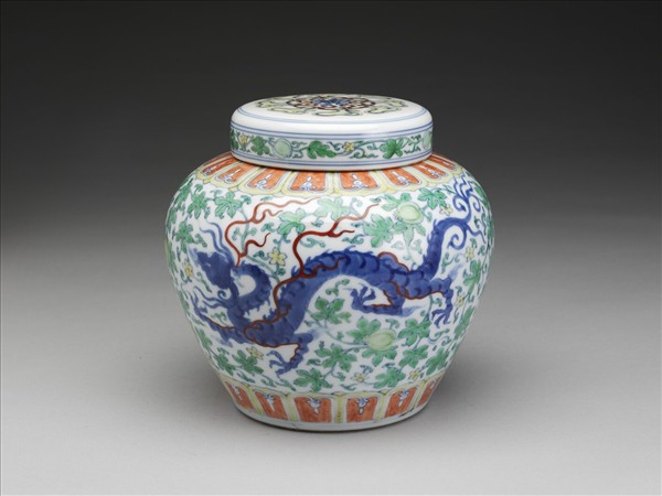 天字款鬥彩藤瓜果龍紋蓋罐