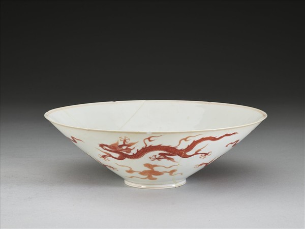 甜白釉描紅五龍紋葵瓣口碗