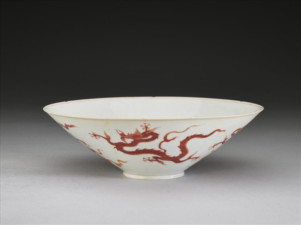 甜白釉描紅五龍紋葵瓣口碗