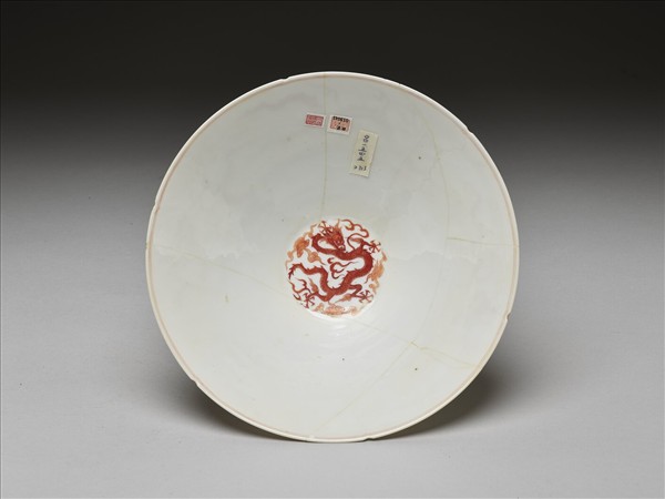 甜白釉描紅五龍紋葵瓣口碗