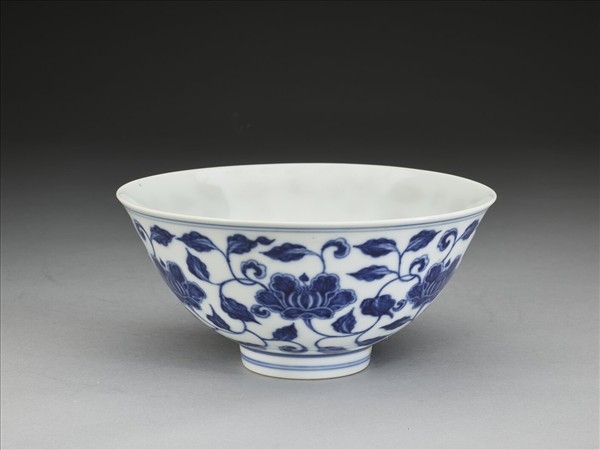 青花纏枝花卉紋碗