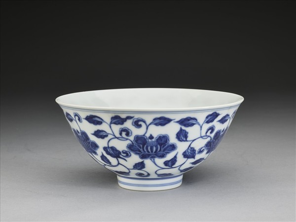 青花纏枝花卉紋碗