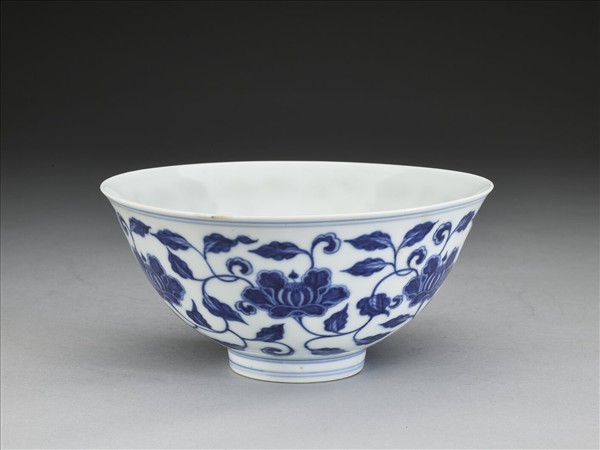 青花纏枝花卉紋碗