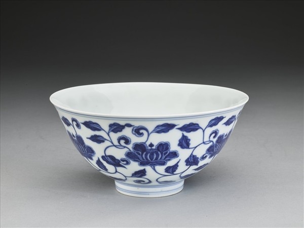 青花纏枝花卉紋碗
