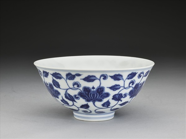 青花纏枝花卉碗