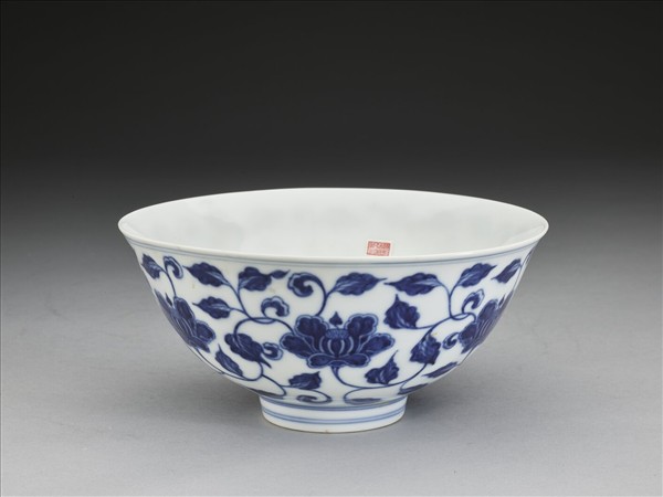 青花纏枝花卉碗