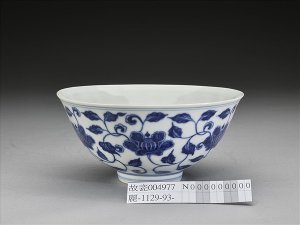 青花纏枝花卉碗