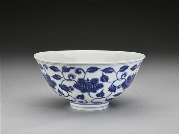 青花纏枝花卉碗