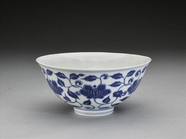 青花纏枝花卉碗