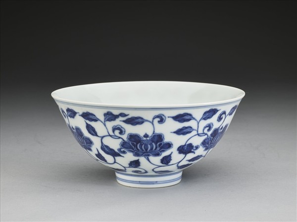 青花纏枝花卉碗