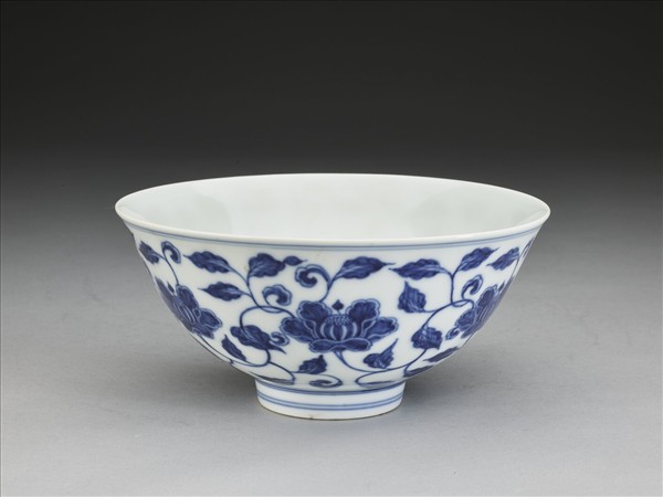 青花纏枝花卉碗