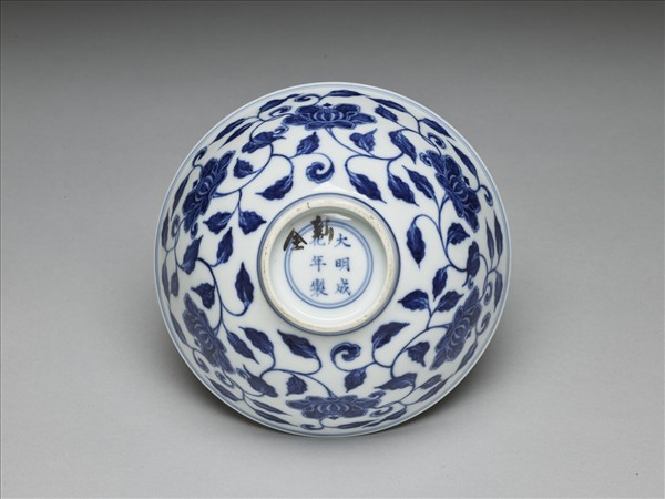 青花纏枝花卉碗