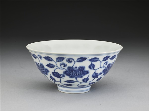 青花纏枝花卉碗