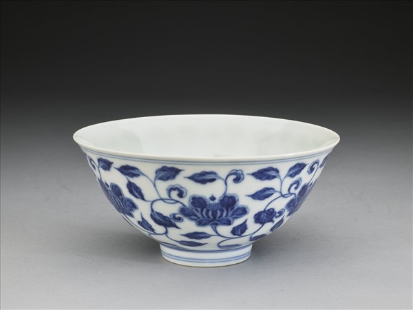 青花纏枝花卉碗